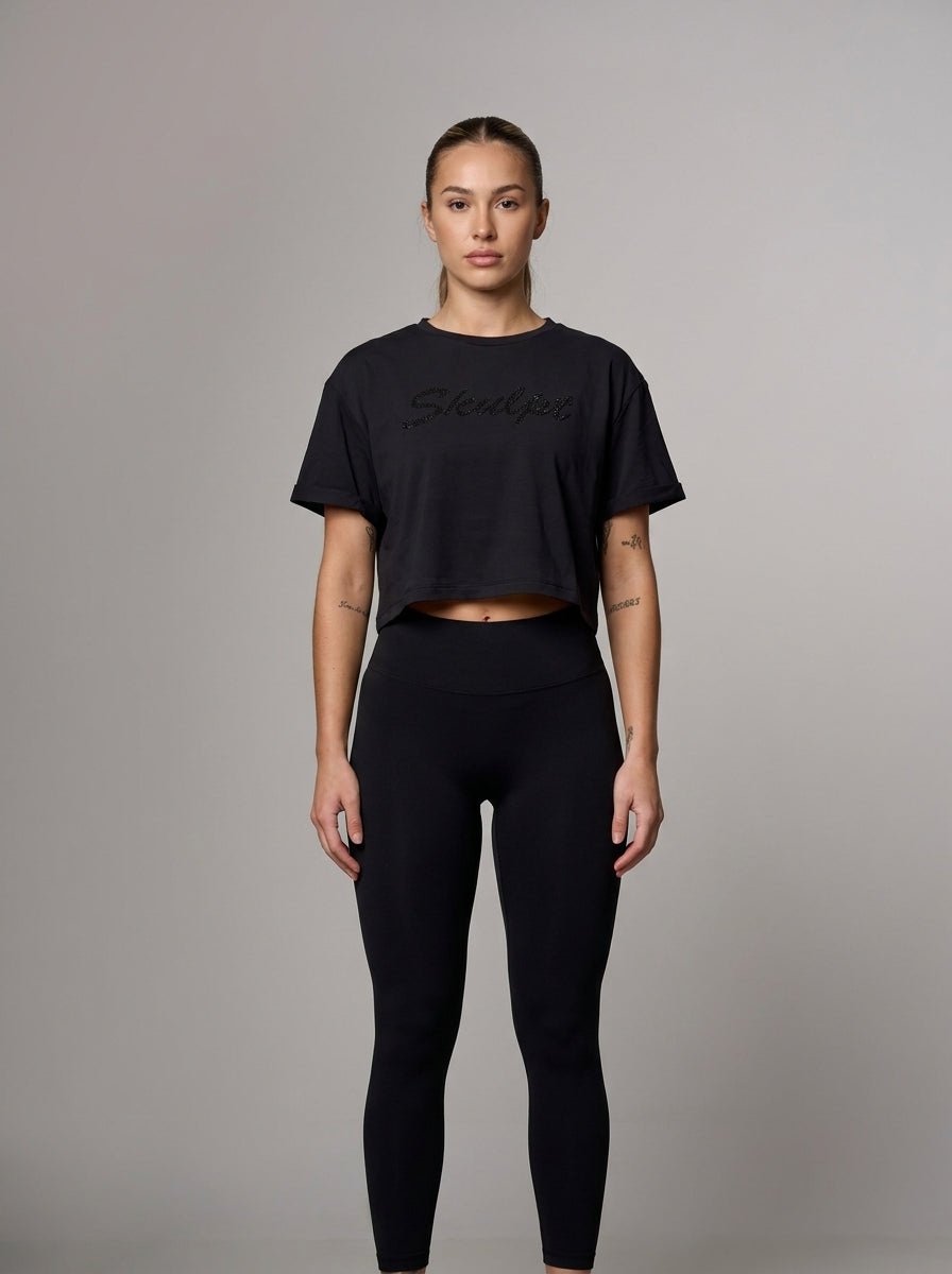 Lady_model_wearing_leggings_202606191826.jpg